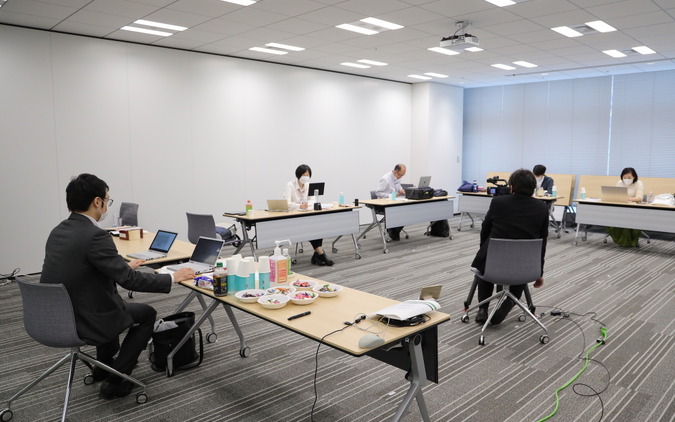 リモート会場。コロナ対策で少人数。パソコンの向こうにいる市民の方と意見交換。モデレータの県立前橋高校の生徒は、リモートという条件のなかすばらしい仕切り。