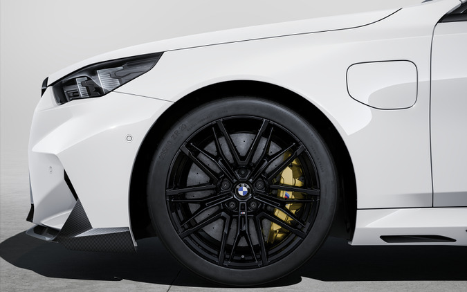 迫力のディフューザーを装着、BMW『M5』新型に「Mパフォーマンスパーツ」設定 画像