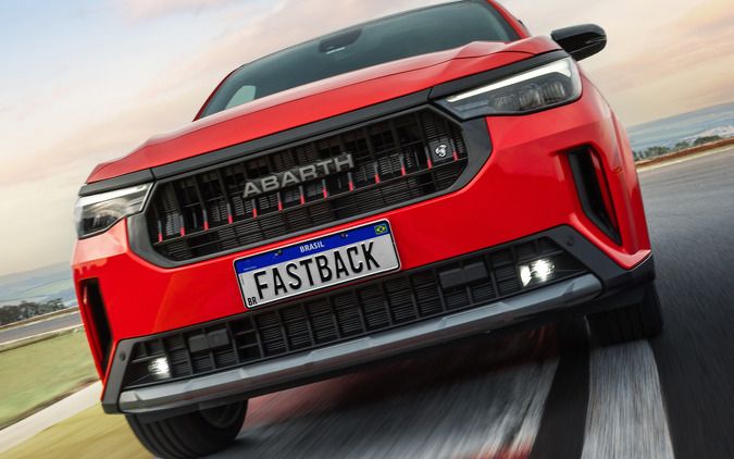 「ブラジル最速SUV」がエクステリア刷新!『ファストバック・アバルト』は約470万円から 画像