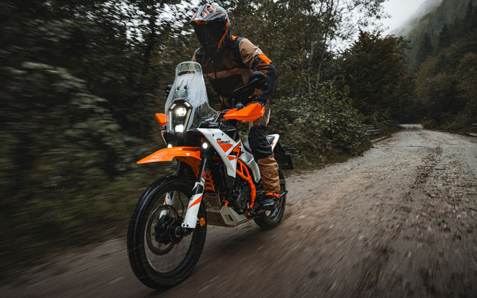 普通二輪免許で乗れる輸入アドベンチャー!KTM『390 アドベンチャーR』発表、97万9000円 画像