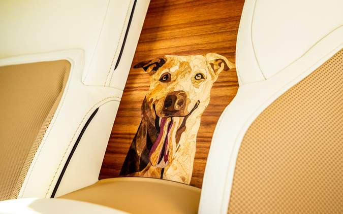 愛犬への愛を込めて、ロールスロイスが180枚のベニヤで特別な寄木細工をカスタム…EV『スペクター』にワンオフ 画像
