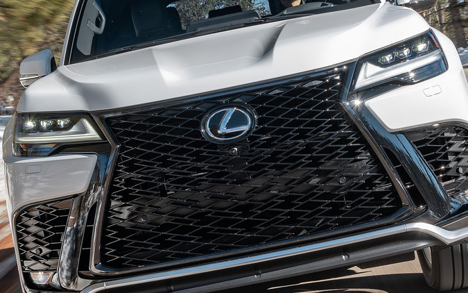 「存在感バチバチ」日本にはないレクサス LXの「F SPORT」登場に、SNSでは「日本にも出して」の声 画像
