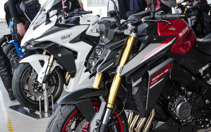 初公開「赤のS」と「白のGT」で『GSX-R』40周年を祝福！ スズキ工場にファン集結、MotoGPマシン「最後の咆哮」も 画像