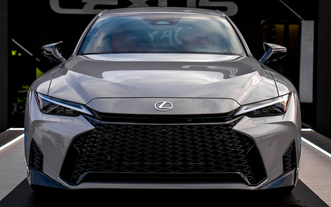 レクサス『IS』改良新型、新フェイスの実車を初公開…米国仕様は「F SPORT」のみ 画像
