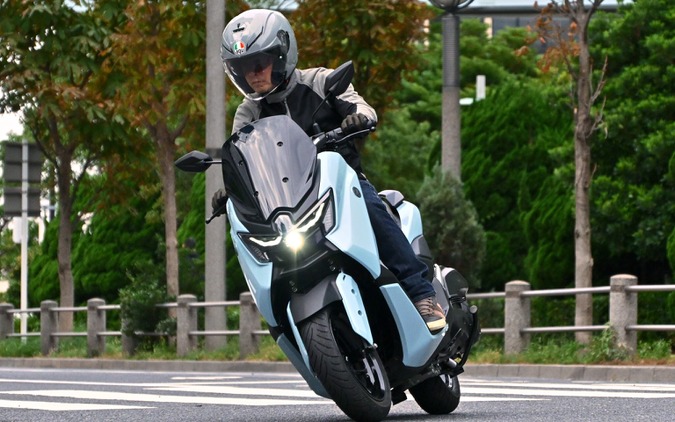 【ヤマハ NMAX155 試乗】「シフトボタン」でテンション爆上げ！電子制御CVTによる新感覚の走りとは…伊丹孝裕 画像