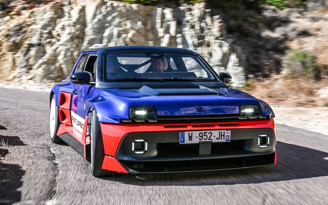 ルノーの電動スーパーカー『5ターボ3E』、初の公開走行…ツール・ド・コルス優勝車カラーで登場 画像