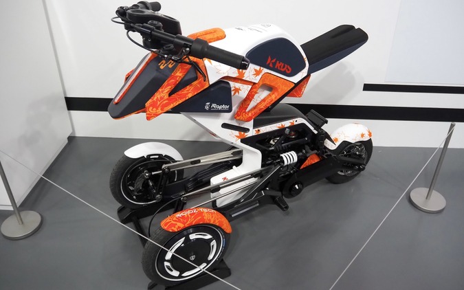 F1ドライバー角田裕毅モデルの3輪電動バイク「Sparrow Tsunoda Edition」初公開…ジャパンモビリティショー2025 画像