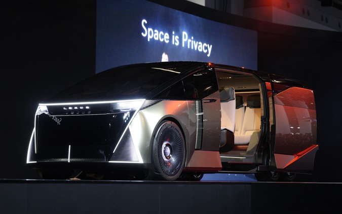 新型『レクサスLS』が6輪のミニバンになった理由をデザイナーに聞いてみた…ジャパンモビリティショー2025 画像