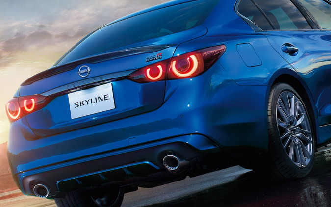 日産『スカイライン』最後の改良か？ 限定400Rも登場、「湾岸ブルーかっこいい！」「買うなら急いで」など注目の的に 画像