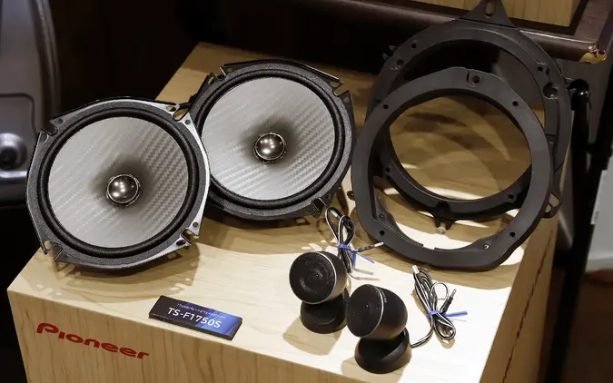 カロッツェリアFシリーズが7年半ぶり刷新！ 試聴で分かった“最短で効く”高音質化 画像