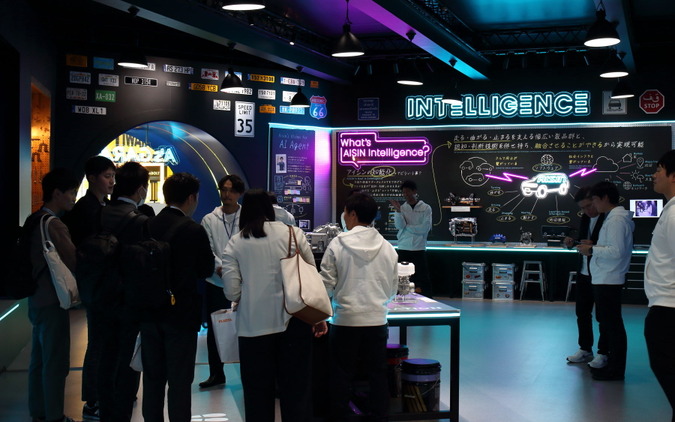 どうしたアイシン!? あざとエモい“ガレージ風”展示の完成度がやたら高かった件…ジャパンモビリティショー2025 画像