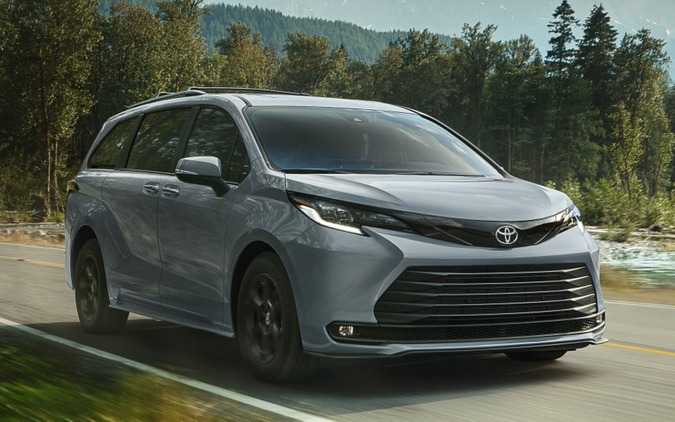 米トヨタのミニバン『シエナ』、新色「ヘビーメタル」と新装備採用…約620万円から 画像