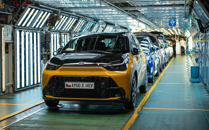 トヨタ『アイゴX』改良新型、欧州Aセグ初のフルハイブリッド生産開始…「GRスポーツ」も設定 画像