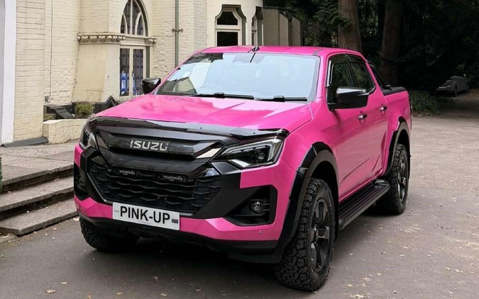 いすゞ『D-Max』、1台限りのピンク仕様が英国に登場…乳がん撲滅に向けた研究を支援 画像