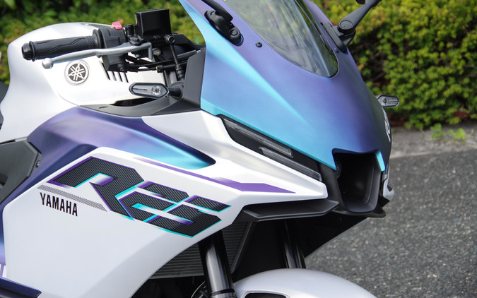 新カラー効果絶大!? ヤマハ『YZF-R25』の販売が前年比2倍近くに…斬新すぎる「マットパールホワイト」を半数以上が選んだ理由 画像