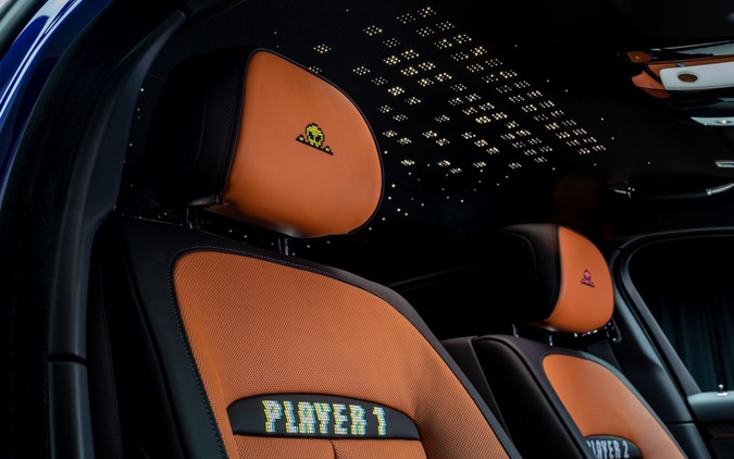 運転席は“PLAYER 1” ロールスロイスと8ビットゲームがコラボ!? 世界に1台の「ゴースト・ゲーマー」公開 画像