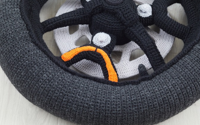 なぜ実物大で再現した!?『トリシティ300』のタイヤを手芸作品に、ヤマハ公式コンテンツ第16弾を発表 画像