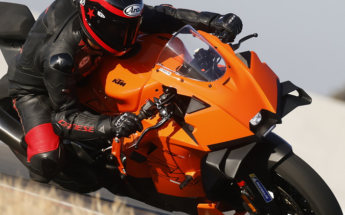 【KTM 990RC R 試乗】エキサイティングかつ、人間が操ることができる「良い境界線」…鈴木大五郎 画像