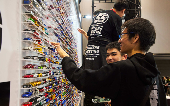 5000台ウォールとエヴァコラボ実車を初公開　トミカ55周年「TOMICA OWNERS MEETING」開幕 画像
