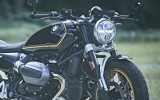 BMW、R 12の限定モデル発売…ゴールドストライプとボバースタイル採用 画像
