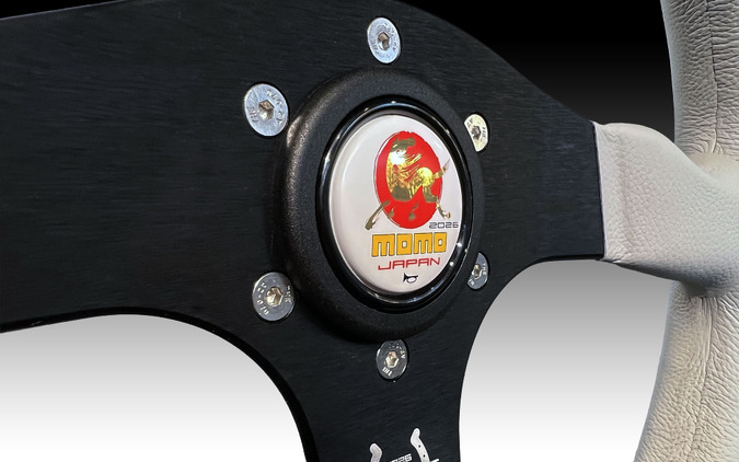 テーマは「馬」、MOMOが日本限定ステアリング「JAPAN YEAR モデル」を199本限定で発売 画像