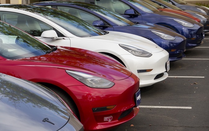 テスラ株価が小幅安、安全当局が「モデル3」の調査を実施へ 画像