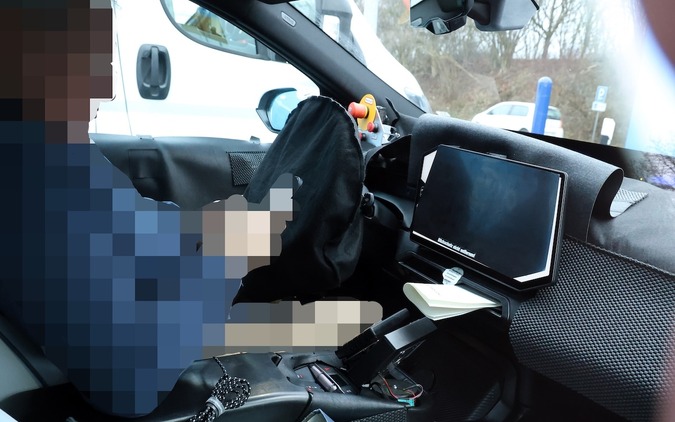 BMWの電気SUV『iX1』、新型プロトタイプを激写！ 17.9インチ巨大ディスプレイ搭載 画像