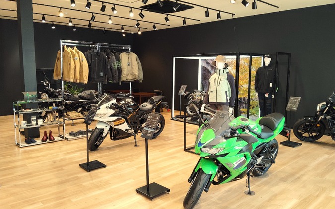 カワサキプラザ横浜金沢、リニューアルオープン…木目調の明るい店内で全モデル展示 画像