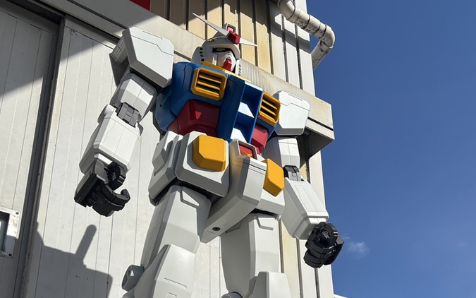 12分の1『ガンダム』が山陽道・福山SA上り線に登場、公式アパレル自販機も設置 画像