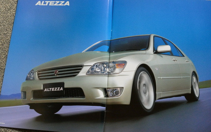 「見る、触る、操る」楽しさを追求した、トヨタ『アルテッツァ』という“高貴な”FRセダン【懐かしのカーカタログ】 画像