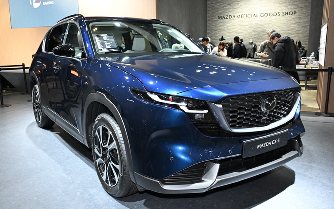 マツダ『CX-5』新型、初公開の新色「ネイビーブルーマイカ」を引っさげて「東京オートサロン2026」に登場！ 画像