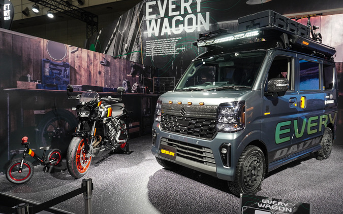 “親子”の新型『GSX-8TT』と『エブリイワゴン』がセット展示!? その理由にはスズキの遊び心とコダワリがあふれまくっていた…東京オートサロン2026 画像