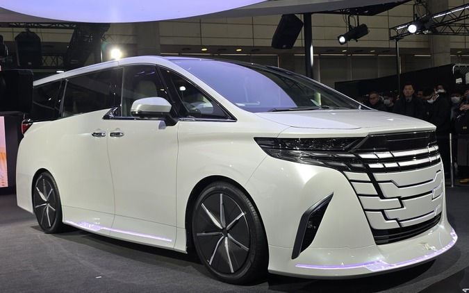 モデリスタの新境地！「ドレスの裾」をまとったアルファード、シンプルを極めた造形美に佐藤隆太も驚嘆…東京オートサロン2026 画像