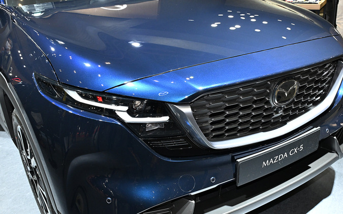 新開発カラー「ネイビーブルーマイカ」は何が違う？ 新型マツダ『CX-5』が目指した「王道を極める」ということ…東京オートサロン2026 画像