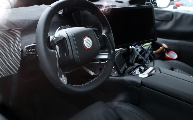 BMW M初の高性能フル電動SUV、『iX3 M』の内装を激写！ 画像