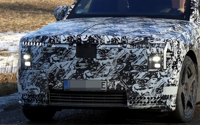 低迷するEV市場で好調のロールスロイス、早くも2車種目のSUVを開発中！ 画像