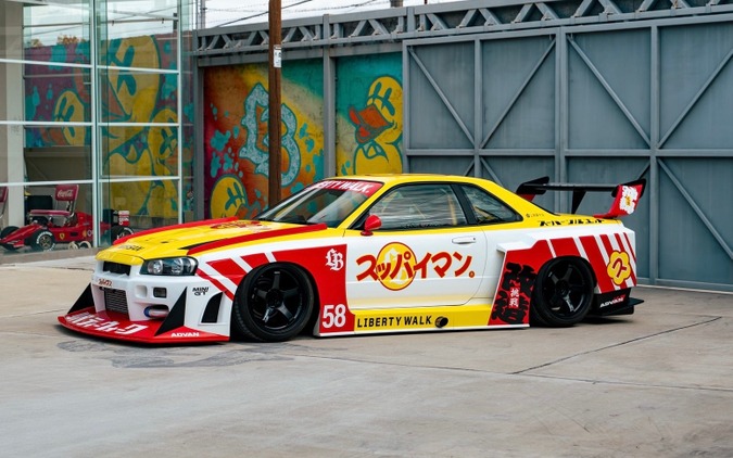 スッパイマンとLIBERTY WALKが異色コラボ、R34『スカイライン』を昭和風にカスタム…大阪オートメッセ2026 画像