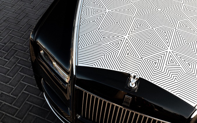 ロールスロイスが初の「レーザー彫刻ボンネット」採用、中東の伝統建築「マシュラビーヤ」描く 画像
