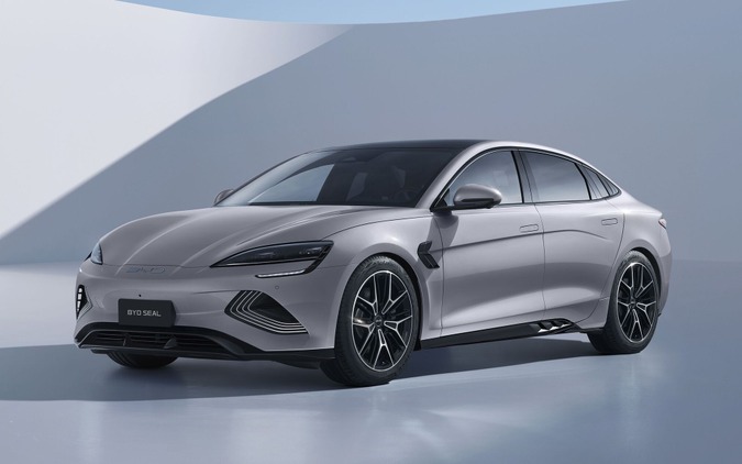 BYDのEVセダン『SEAL』、荷室容量拡大で実用性向上…欧州2026年モデル 画像