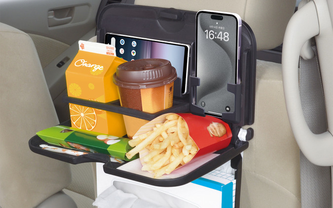 家族ドライブをさらに快適に♪ 便利リアトレイ［特選カーアクセサリー名鑑］ 画像