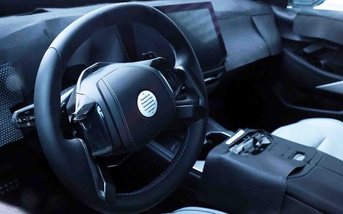 BMWの最強ワゴン『M5ツーリング』、新型の車内を初スクープ！ 新ステリング形状に注目 画像