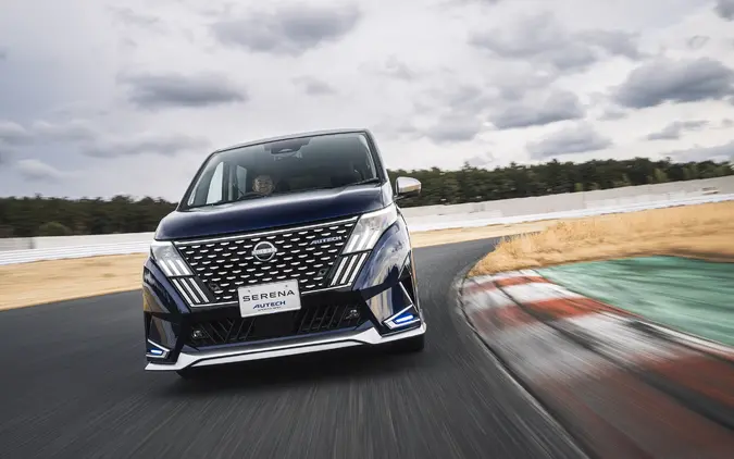 家族向けミニバンなのに走りがすごい！ さらに上質さを両立した、新型日産『セレナ AUTECH SPORTS SPEC』の完成度に驚く 画像