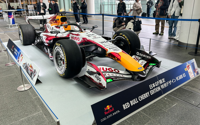 名古屋駅前に“チェリー”カラーのレッドブルF1マシンが登場、観光客も注目 画像