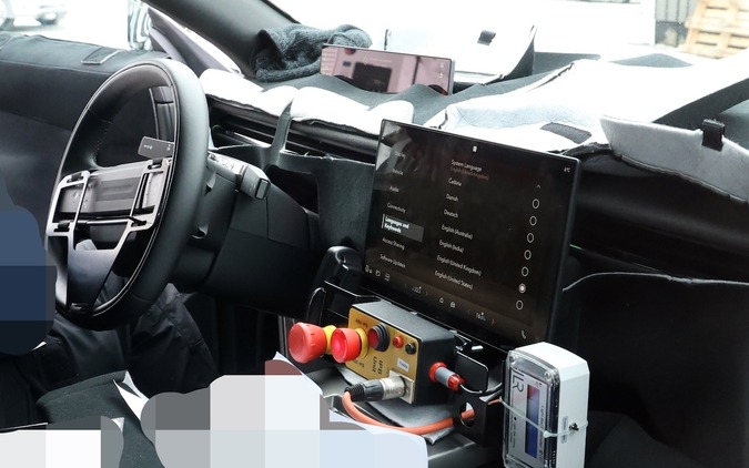 レンジローバー『ヴェラール』次期型、激変した内部を完全初公開！大画面ディスプレイ＆小型デジタルクラスター採用へ 画像