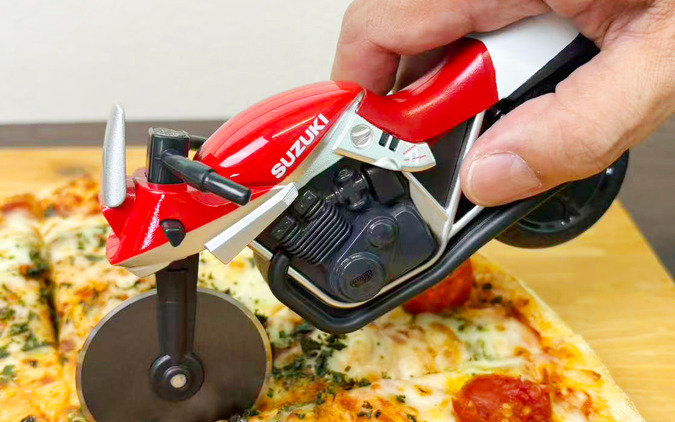 新色レッドも追加！ スズキ『カタナ』型「ピザカッターナ」が名古屋モーターサイクルショー2026に登場 画像