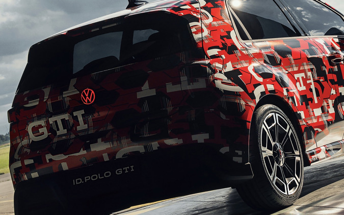 初代『ゴルフGTI』の再来、VWの電動コンパクト『ID. ポロ』に高性能版、5月15日に世界初公開へ 画像