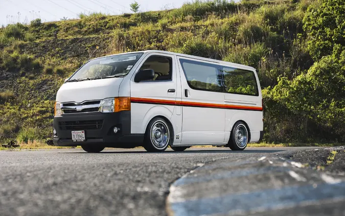 200系ハイエースを左ハンドル化!? 旧き良きアメリカを宿した唯一無二の一台…CARTUNE PickUpCars 2026 画像