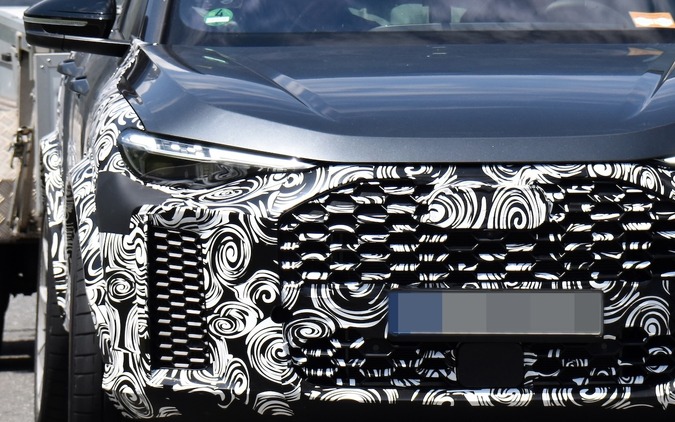 アウディのスーパーSUV『RS Q5』は630馬力級PHEVに!? ワイドボディの開発車両をスクープ 画像