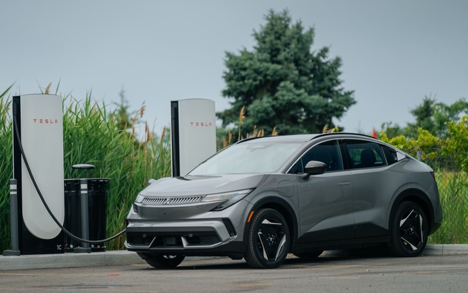 三菱『エクリプス スポーツバック EV』、NACS対応で今秋北米発売へ…日産『リーフ』のOEM 画像
