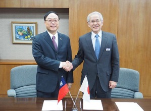技術協力協定に署名した周局長（左）と高井専務理事（右）。
